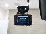 運転記録を残すドライブレコーダー。リアカメラ付きで後方録画もできます。