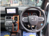 『1台』のお車に対して、3名体制で日々議論を重ね仕入れを行っております。