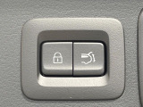【パワーバックドア】スマートキーや運転席のボタンを押すだけでリアゲートが自動で開閉します!荷物を持っている時や、高い位置にあるバックドアを閉める際に便利な機能です♪