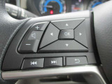 運転中もハンドルから手を放さずにオーディオ操作することができます。