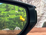 【ブラインドスポットモニター】走行中、ドアミラーの死角になりやすい箇所に後続車が接近するとサイドミラーのレンズに警告を表示!ドライバーに注意喚起をしてくれます。