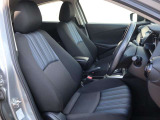 正しい姿勢で運転できるように体幹の腰部をしっかりささえるようデザインされているシートです。素材、シート形状を研究することでフィット感を高めつつ、優れた快適性を実現しています。