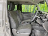 運転席まわりには十分なスペースがあり、大柄な方でもゆったり運転していただける環境です。