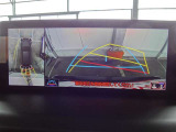 【バックガイドモニター】車両後方の映像をナビ画面に表示し、駐車などの後退操作をサポートします。