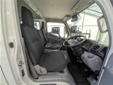車内の広さを感じさせてくれるだけでなく、広々とした前方視界を確保にも貢献しています。