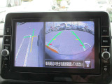 狭い道でのすれ違い、左側のガードレールや側溝が見えないと不安になりませんか?アラウンドビューモニターならバックカメラに加え、発進時に前方や周囲の確認、すれ違い時の助手席側下方の確認も出来て安心です♪