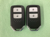 スマートキーを装備しています。鍵を差し込むことなくドアロックの開け閉めと、スタートボタン操作でのエンジンスタートができます。スペアキーも同じものを用意しております。