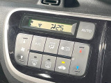 【オートエアコン】一度お好みの温度に設定すれば、車内の温度を検知し風量や温度を自動で調整。暑い…寒い…と何度もスイッチ操作をする必要はありません。快適な車内空間には必須の機能ですね♪