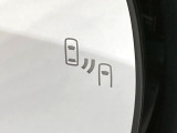 【ブラインドスポットモニター】走行中、ドアミラーの死角になりやすい箇所に後続車が接近するとサイドミラーのレンズに警告を表示!ドライバーに注意喚起をしてくれます。