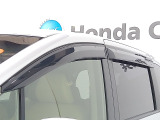 車内の空気の入れ替えだけでなく、雨天時の雨の入り込みや紫外線防止にも役立つドアバイザー装着済みです。