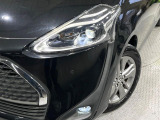 【アダプティブハイビーム】遠くまで明るく照らすハイビームを先行車や対向車に照射しない様、自動で調整!毎回手動で切り替える必要がなく、夜間走行時のストレスも軽減。安全性向上にも寄与します。