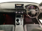 車内は光触媒抗菌消臭施工済です。スタイリッシュなデザインでスポーティなインパネ周りを演出します。グローブボックスやカップホルダーのほかにトレーなどたくさんの収納スペースが付いています。