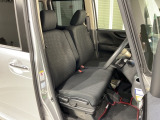 乗降がしやすい運転席。高さが調節できて小柄な方でもベストポジションをとることができます。