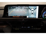 パノラミックビューモニター付きです。車両を上から見たような映像をディスプレイオーディオ画面に表示。運転席からの目視だけでは見にくい、車両周辺の状況をリアルタイムでしっかり確認できます。