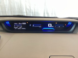 デジタル表示のスピードメーターとタコメーターを大きく配した見やすいメーター部になっています。左側のインフォメーション画面でオドメーターや燃費などの情報を確認できます。
