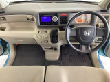 車内は光触媒抗菌消臭施工済です。スタイリッシュなデザインで暖かみのあるインパネ周りを演出します。グローブボックスやカップホルダーのほかにトレーなどたくさんの収納スペースが装備されています。