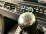 マニュアルミッション車です。思い通りに車を操れ走りを楽しむことができます。