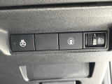 【ステアリングヒーター】冬場に冷たくなりやすい革巻きステアリングを、スイッチ一つで素早く適温に!エアコンよりも早く温まってくれるので、寒い日の運転も快適になりますね♪