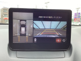 狭い場所での駐車やすれ違いなどでより的確な運転操作に役立つ360°ビューモニターが装備されています。