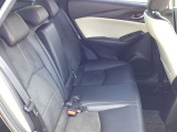 前席が最適な運転ポジションを取るために足元が広くとっており、後部座席の足元もゆったりと座ることができます。長時間でもストレス軽減になるよう、かかとを引くことができるように設計されています!
