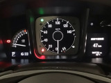 メーターの左側に液晶カラーディスプレーを装備。航続可能距離等の情報やHonda SENSINGの注意・警告を表示します!