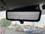 【デジタルインナーミラー】車両後方カメラの映像をルームミラーに映すことが出来ます。 そのため、後席に人や荷物があって後方が見えづらい場合でもしっかり視界を確保することが出来ます。