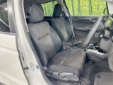 運転席まわりには十分なスペースがあり、大柄な方でもゆったり運転していただける環境です。