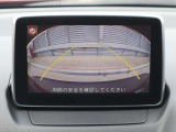 カラーで後方映像をモニターに映し出してくれるので、ショッピングモールのような狭い駐車場であったとしても障害物を見つけ、楽々駐車することができますね。