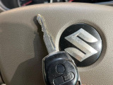 【キーレス】少し離れた場所からでもボタン一つでドアの開錠・施錠ができるのでとっても便利!ドアの鍵穴周りに傷をつけることもありません♪