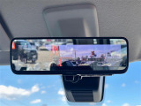 【デジタルルームミラー】車両後方カメラの映像をルームミラーに映すことが出来ます。 そのため、後席に人や荷物があって後方が見えづらい場合でもしっかり視界を確保することが出来ます。