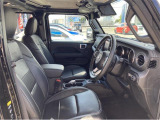 シートヒーターも装備された高級感のあるレザーシートです!JEEPのロゴがオシャレ!