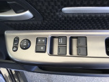 電動格納式ドアミラーのスイッチは運転席ドアにあります。