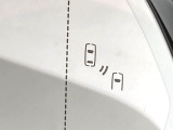 【ブラインドスポットモニター】走行中、ドアミラーの死角になりやすい箇所に後続車が接近するとサイドミラーのレンズに警告を表示!ドライバーに注意喚起をしてくれます。