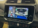 ギアをバックに入れるとナビ画面に、まるで雲の上から覗いているような映像が映り、駐車をサポートしてくれます!