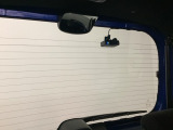 後方にもドライブレコーダーのカメラが付いています。前後両方でお車の周りを監視・記録いたします。