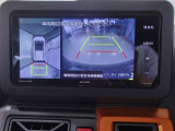 パノラミックビューモニター付きです。車両を上から見たような映像をディスプレイ画面上に表示。運転席からの目視だけでは見にくい、車両周辺の状況をリアルタイムでしっかり確認できます。
