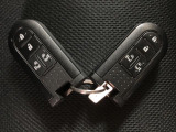 スマートキーを装備しています☆カギをカバンやポケットに入れて頂いた状態でドアロックの開閉やエンジンスタートをして頂けますよ!とても便利な装備です!