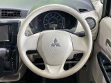 インテリアに合わせたデザインのステアリングは、運転される方のことも考え、運転しやすい形状、大きさです。是非一度、実際に触ってお確かめください。