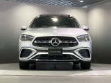 フロントグリル中央に大きく輝くスリーポインテッドスター。メルセデスベンツならではのステータスを強く感じる事ができます