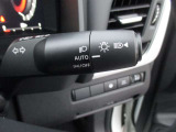 車外の明るさに応じでライトを点灯、消灯してくれるオートライト機能です☆お天気の良い昼間のトンネル走行などオートにしてると便利で安心です☆エンジン停止時にライトの消し忘れも無くなります☆