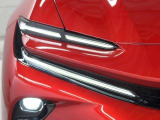 LEDの配光範囲を細やかに制御し、先行車や対向車に光が当たる部分だけを自動的に遮光できる「アダプティブハイビームシステム(AHS)」が採用されています。