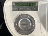 【オートエアコン】一度お好みの温度に設定すれば、車内の温度を検知し風量や温度を自動で調整。暑い…寒い…と何度もスイッチ操作をする必要はありません。快適な車内空間には必須の機能ですね♪