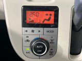 【オートエアコン】一度お好みの温度に設定すれば、車内の温度を検知し風量や温度を自動で調整。暑い…寒い…と何度もスイッチ操作をする必要はありません。快適な車内空間には必須の機能ですね♪
