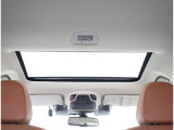 ■広々としたサンルーフ付きの車内は、空や景色を存分に楽しめる設計。優雅な室内空間が、特別で洗練されたドライブ体験をお届けします。