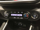 オートエアコンです。運転席から操作しやすいよう、使用頻度の高いスイッチを運転席側にレイアウトしています。