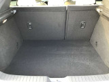 ラゲッジルームには荷物もしっかり積み込めます☆大きめのお荷物も後部座席を倒せるのでばっちりです☆