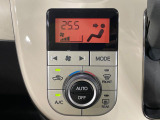 【オートエアコン】一度お好みの温度に設定すれば、車内の温度を検知し風量や温度を自動で調整。暑い…寒い…と何度もスイッチ操作をする必要はありません。快適な車内空間には必須の機能ですね♪