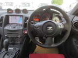 NISMO専用本革・アルカンターラ巻3本スポークステアリング(レッドセンターマーク、レッドステッチ付)