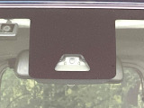 【スマートアシスト】走行中に前方の車両等を認識し、衝突しそうな時は警報とブレーキで衝突回避と被害軽減をアシスト。より安全にドライブをお楽しみいただけます。