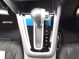 オートマチックシフトレバーは、手になじみ操作しやすい形状で安全運転にもつながります♪